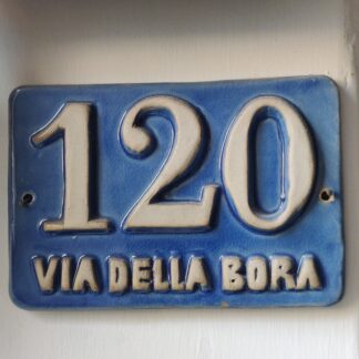 La targhetta "Via della Bora 120"
